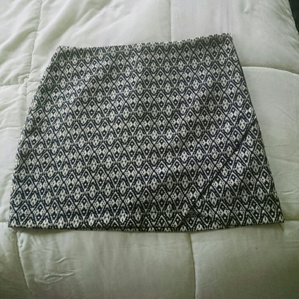 NWOT Navy Cream Triangle Print Skirt